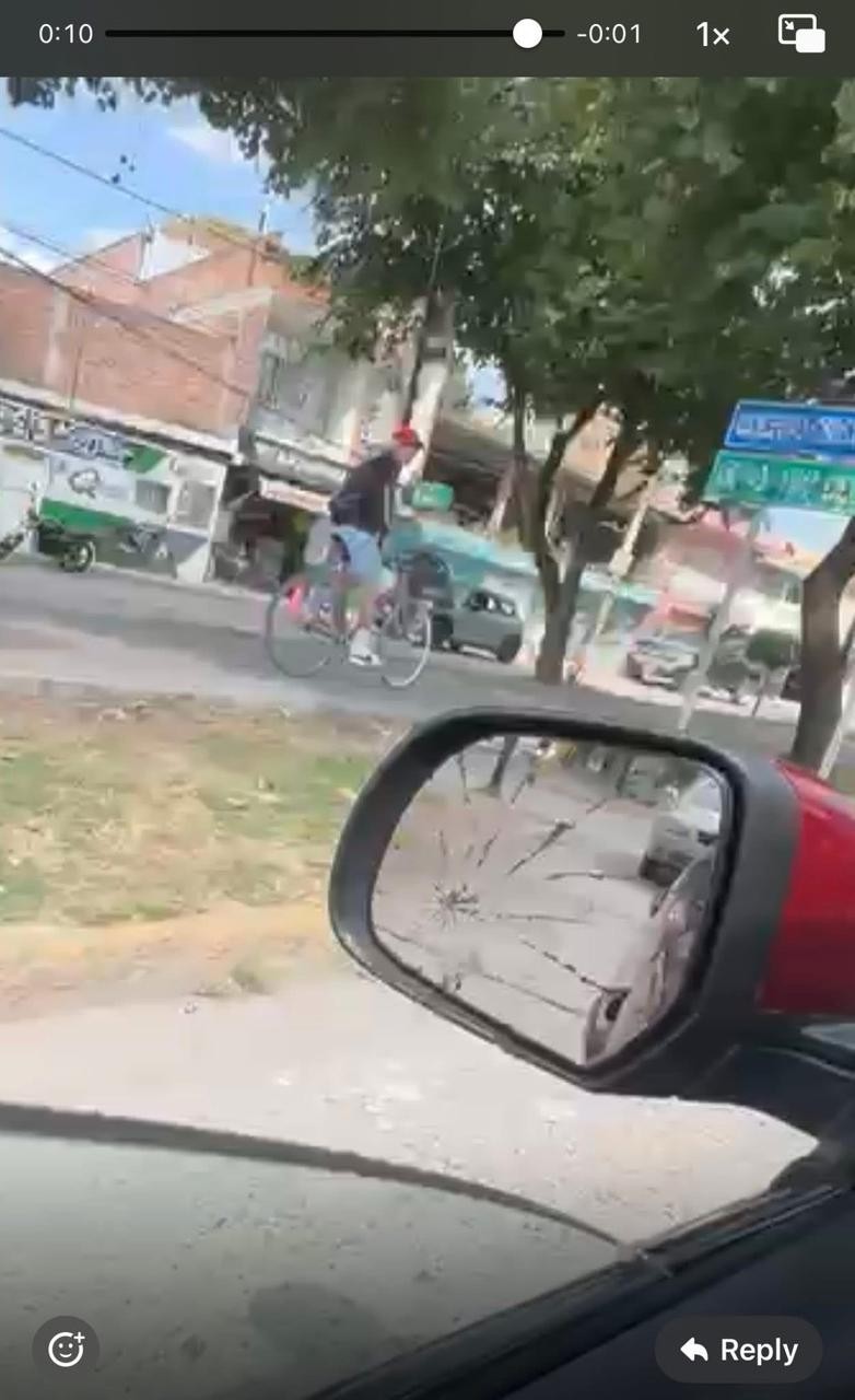 Ciclista agrede a joven en León: rompe cristales de su coche y la persigue