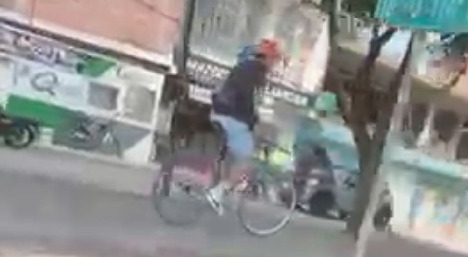 Ciclista agrede a joven en León: rompe cristales de su coche y la persigue