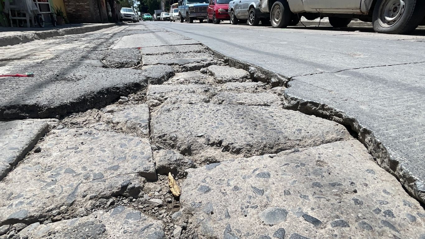 ¡Calle San Marcial se hunde! Baches y desniveles ponen en riesgo a conductores en Santa Clara