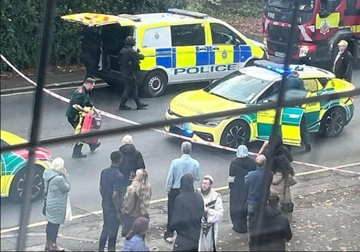 Atentado frente a sinagoga en Mánchester deja dos muertos; policía abate al atacante