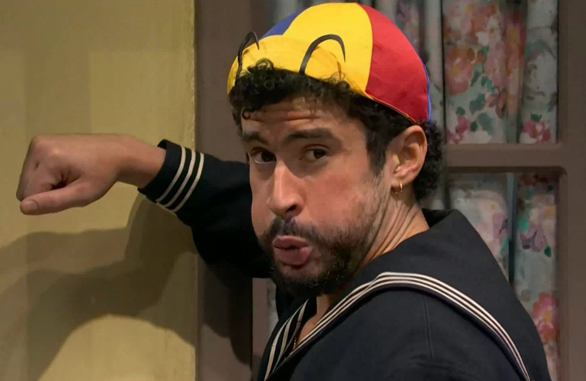 Bad Bunny sorprende en Saturday Night Live interpretando a “Quico” y calienta motores rumbo al Super Bowl