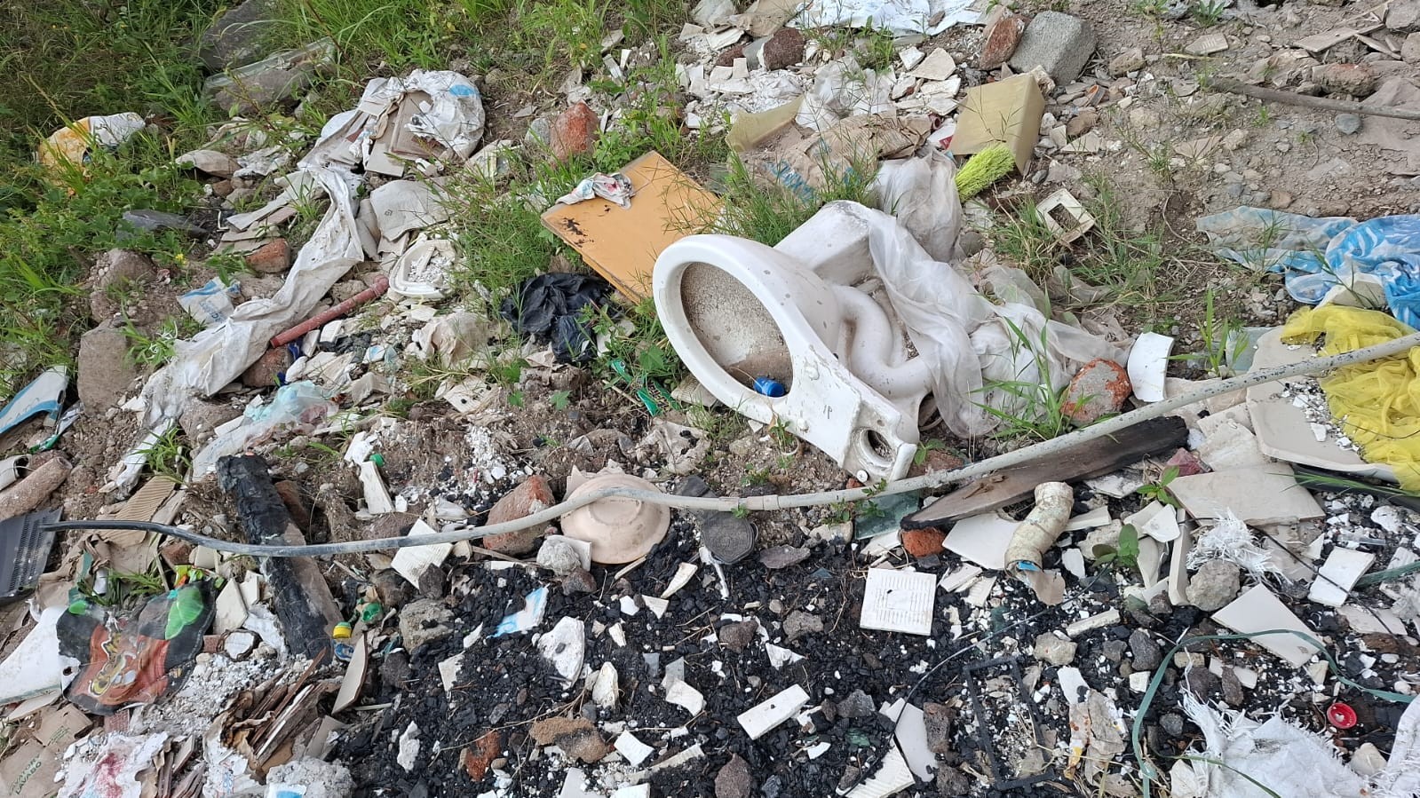 Vecinos denuncian aguas estancadas y basura en Valle de San Carlos; temen brote de dengue