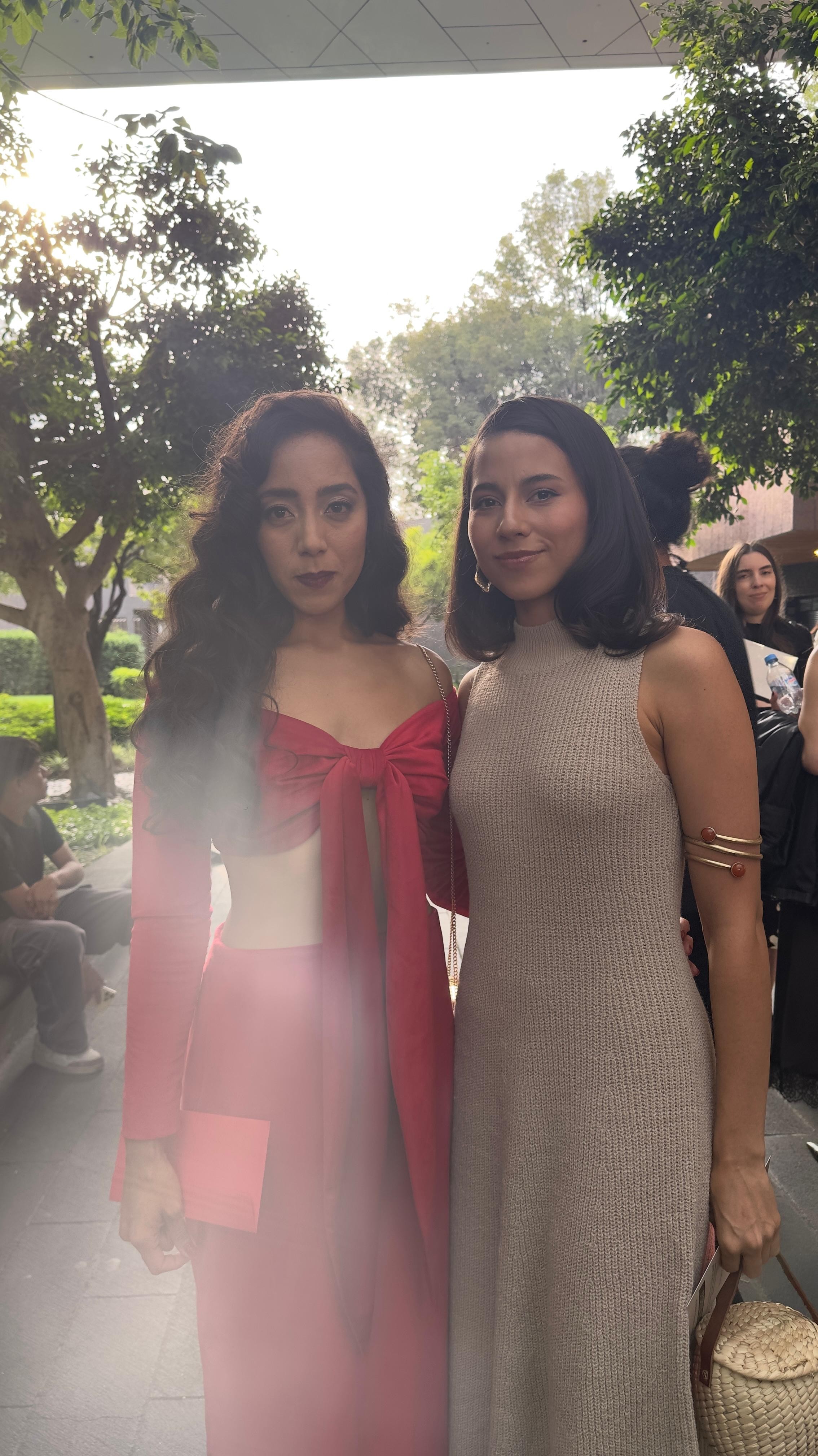 Sin saberlo, dos primas egresadas de la UG coincidieron en la serie “Las Muertas“