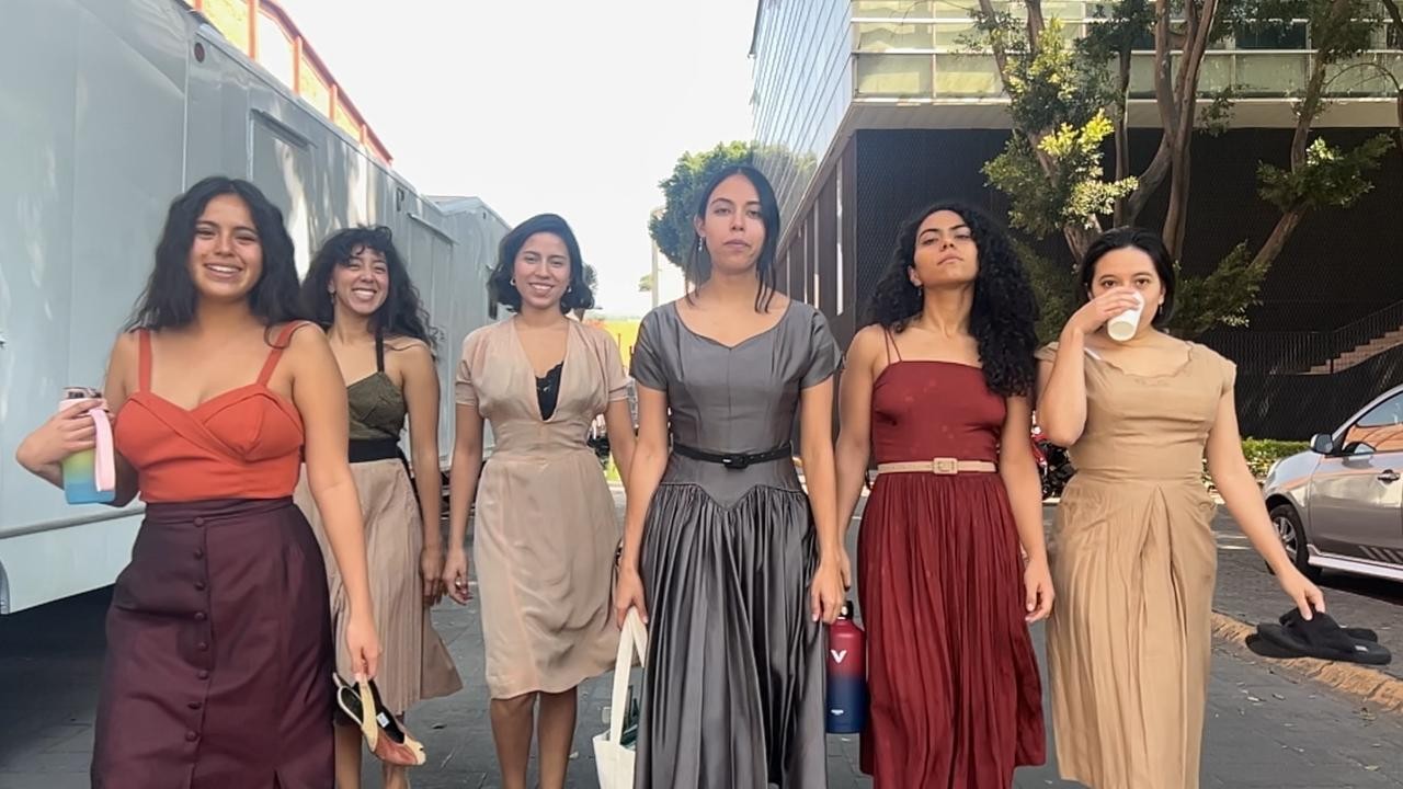 Sin saberlo, dos primas egresadas de la UG coincidieron en la serie “Las Muertas“