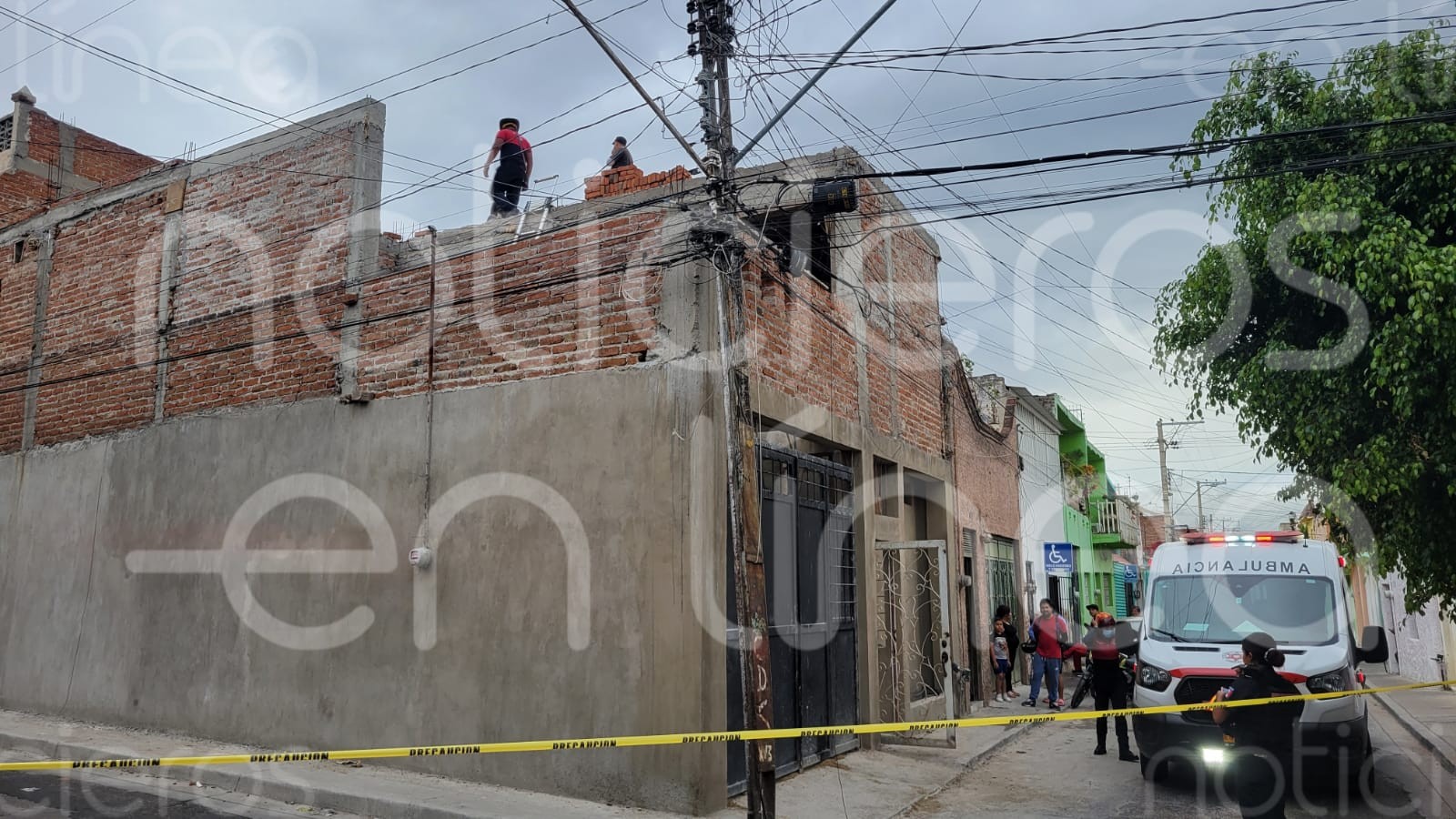 Albañil de 24 años sufre quemaduras por descarga eléctrica en la colonia Obrera de León