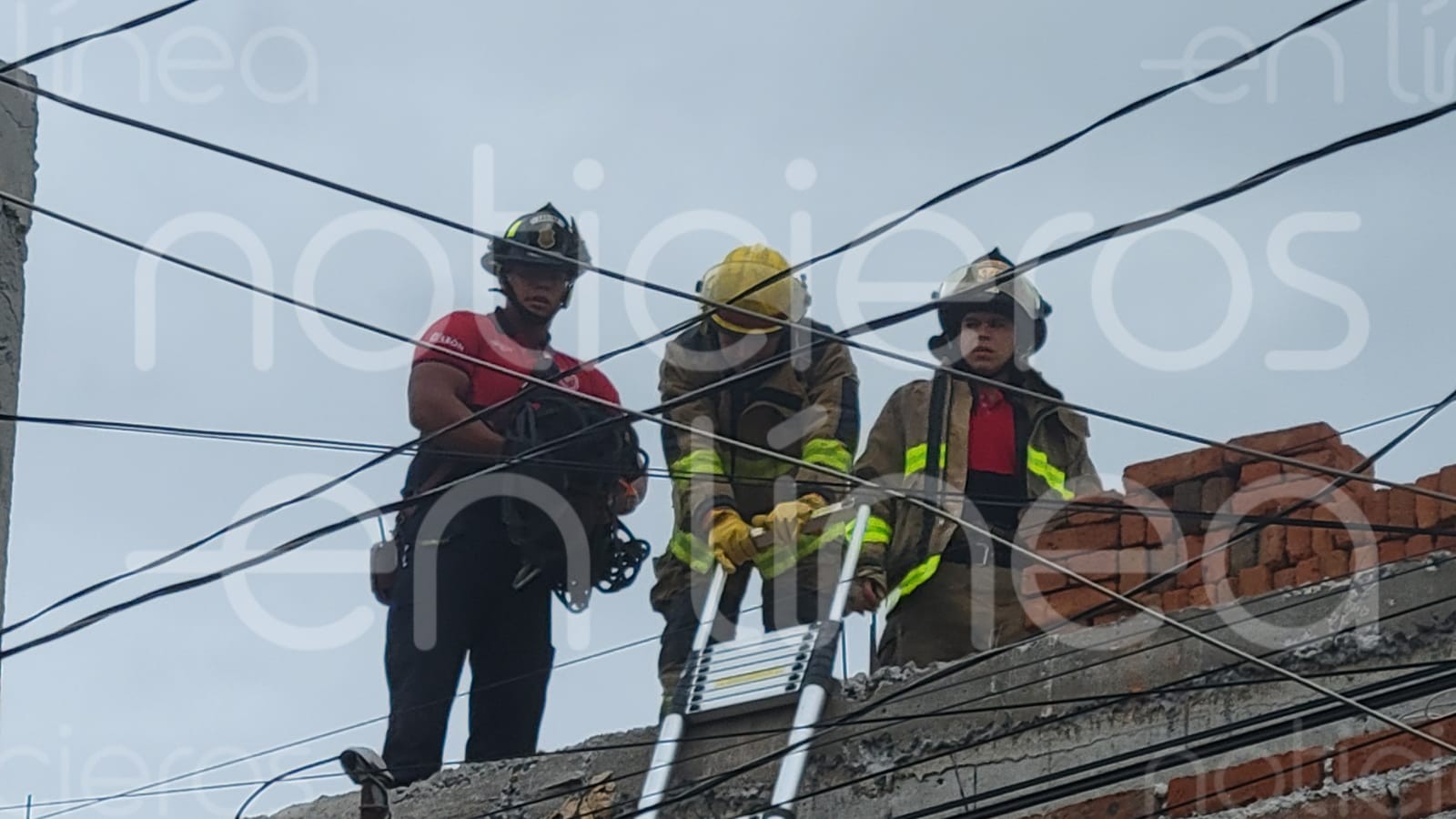 Albañil de 24 años recibe descarga eléctrica mientras trabajaba en la colonia Obrera