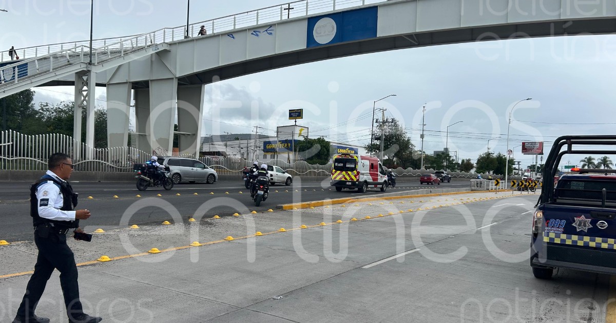 Hombre cae de puente peatonal en el bulevar Morelos; su estado es delicado