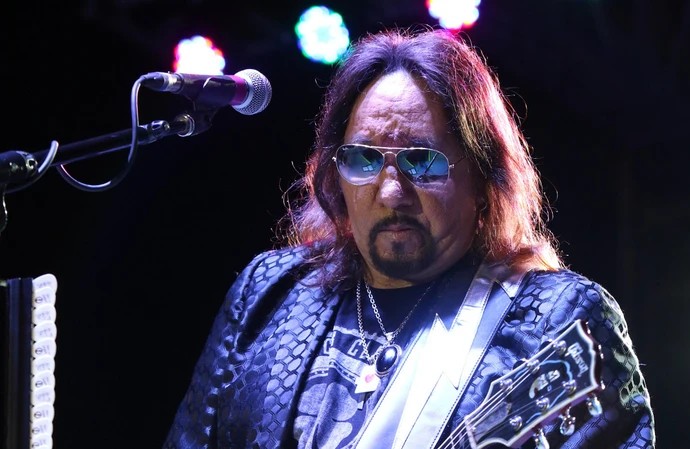 Ace Frehley suspende gira por problemas de salud