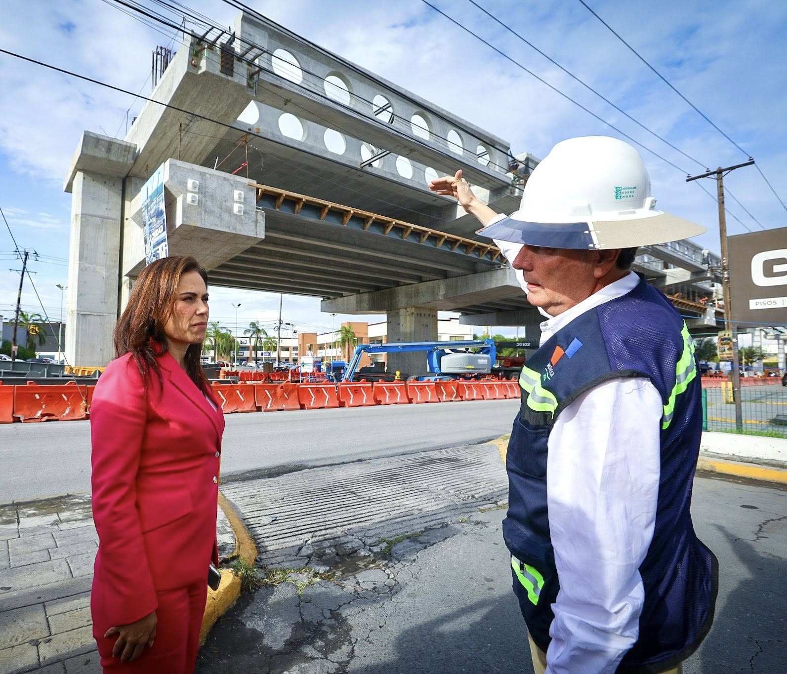 Alcaldesa de León explora modelo de tren ligero mediante Asociación Público-Privada