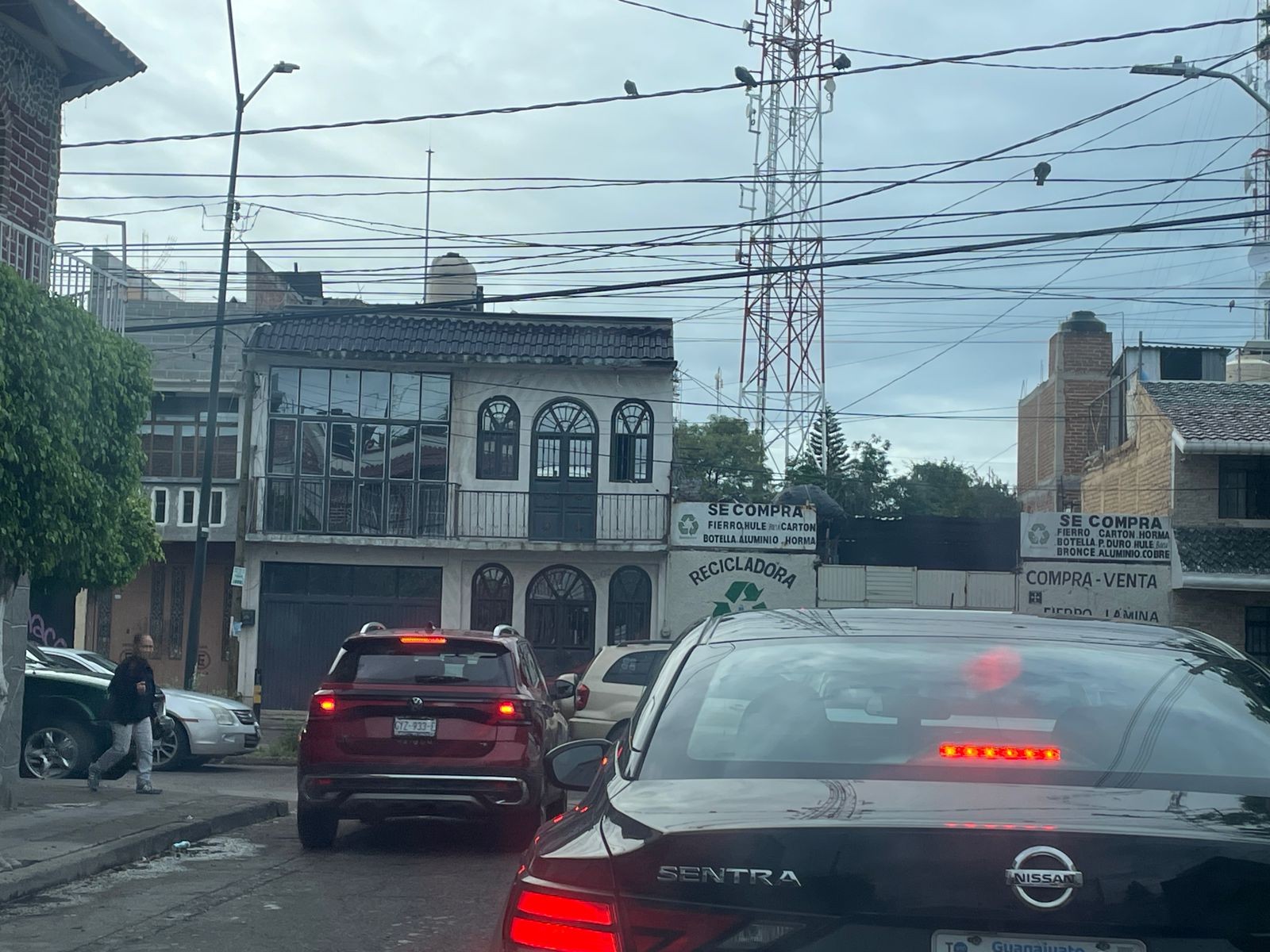 Caos vial en el bulevar Río Mayo: conductores denuncian tráfico y semáforos descompuestos