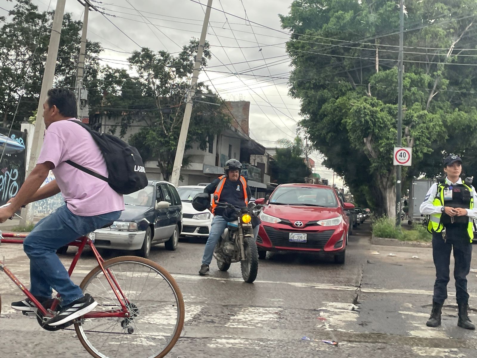 Caos vial en el bulevar Río Mayo: conductores denuncian tráfico y semáforos descompuestos