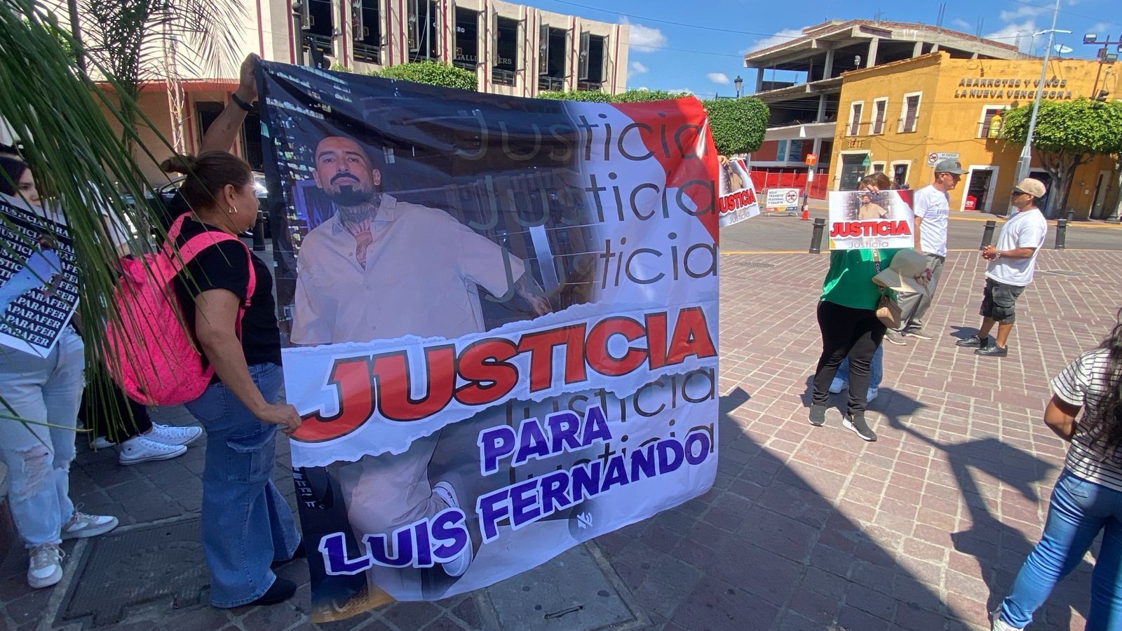 Familiares y amigos marchan en León para exigir justicia por el asesinato del barbero Ifer King