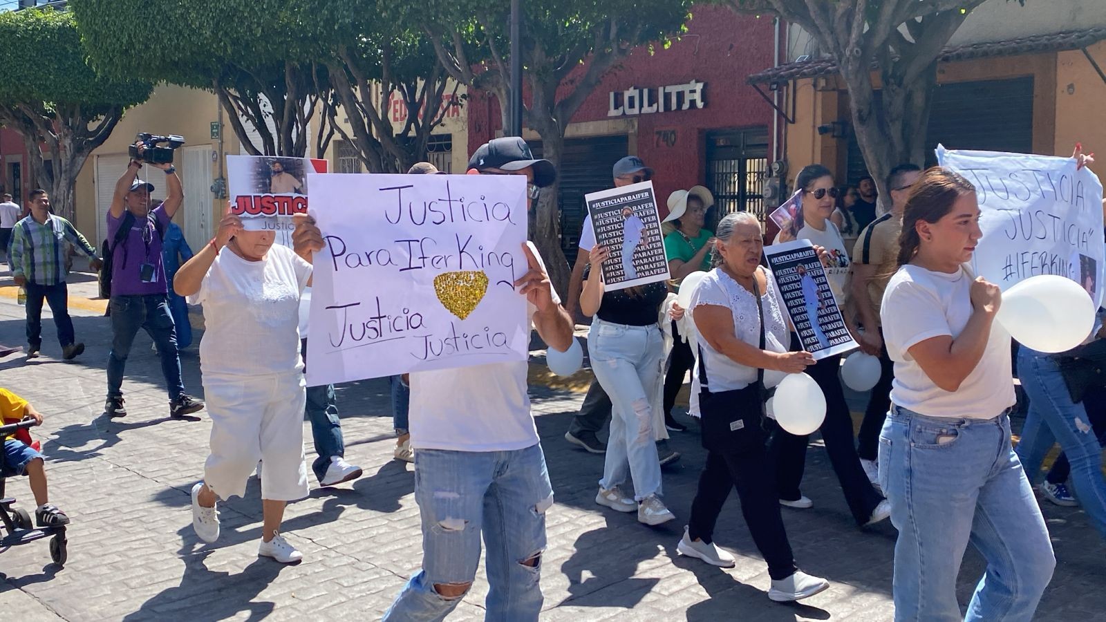 Familiares y amigos marchan en León para exigir justicia por el asesinato del barbero Ifer King