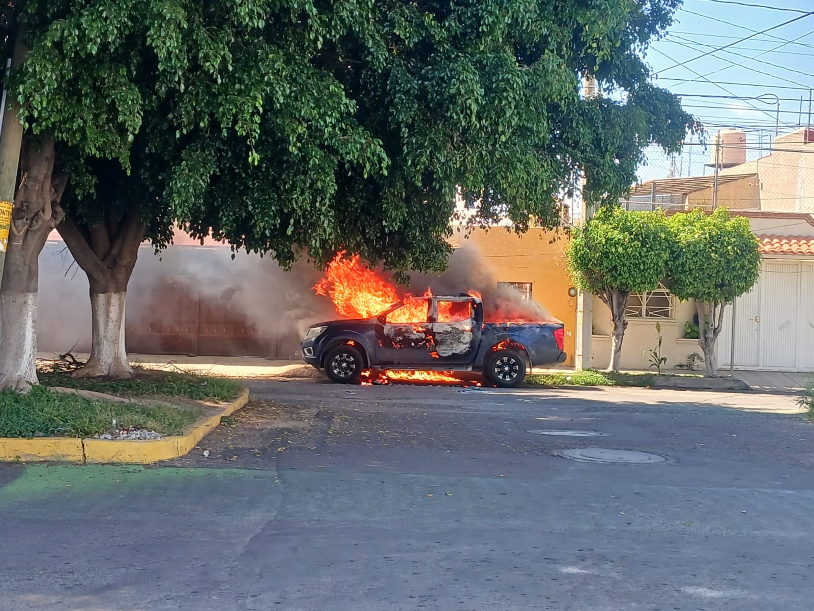 Dos vehículos fueron incendiados en Celaya; autoridades y Guardia Nacional investigan el ataque ocurrido en la colonia Valle de los Girasoles. Dos vehículos fueron incendiados en Celaya; autoridades y Guardia Nacional investigan el ataque ocurrido en la colonia Valle de los Girasoles.