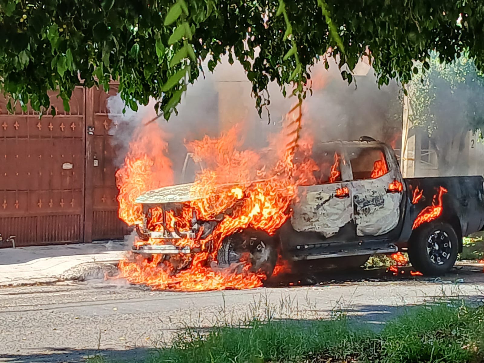 Queman dos vehículos en Celaya; autoridades investigan ataque incendiario en la colonia Valle de los Girasoles