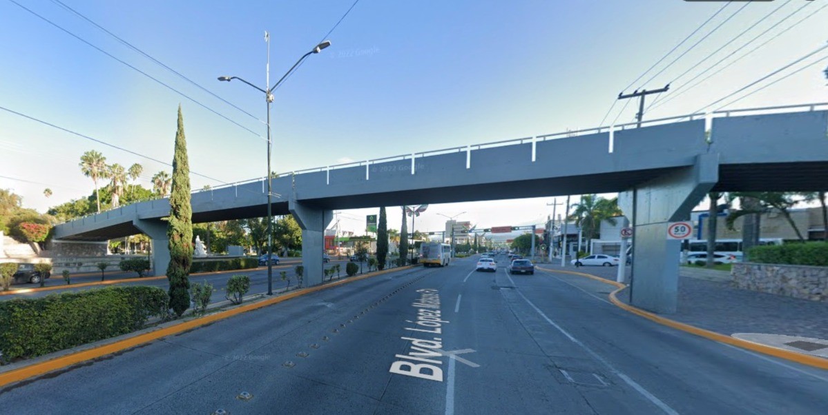 Reforzarán puente peatonal en Parque Hidalgo por daños ocasionados por vehículos