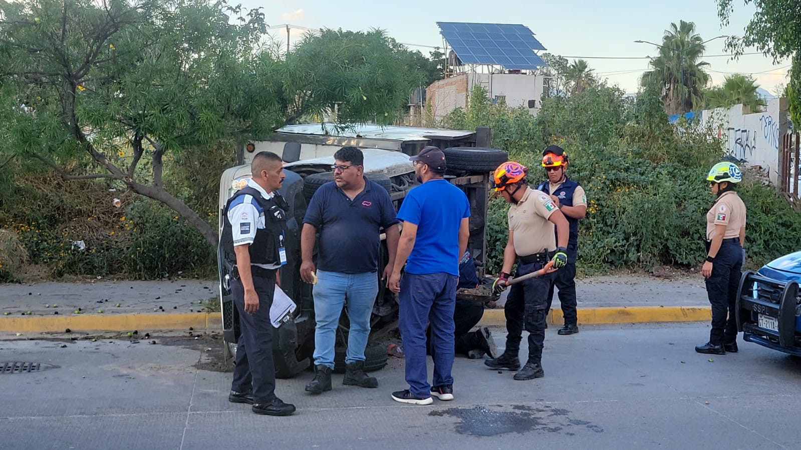 Volcadura de camioneta en bulevar Timoteo Lozano moviliza a cuerpos de emergencia en León