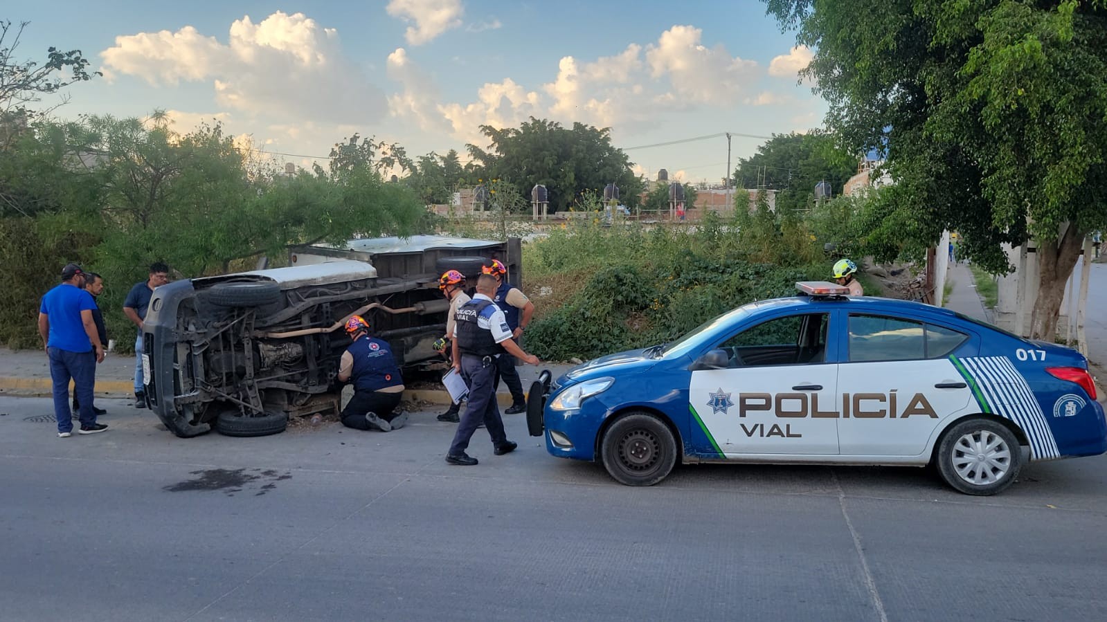 Volcadura de camioneta en bulevar Timoteo Lozano moviliza a cuerpos de emergencia en León