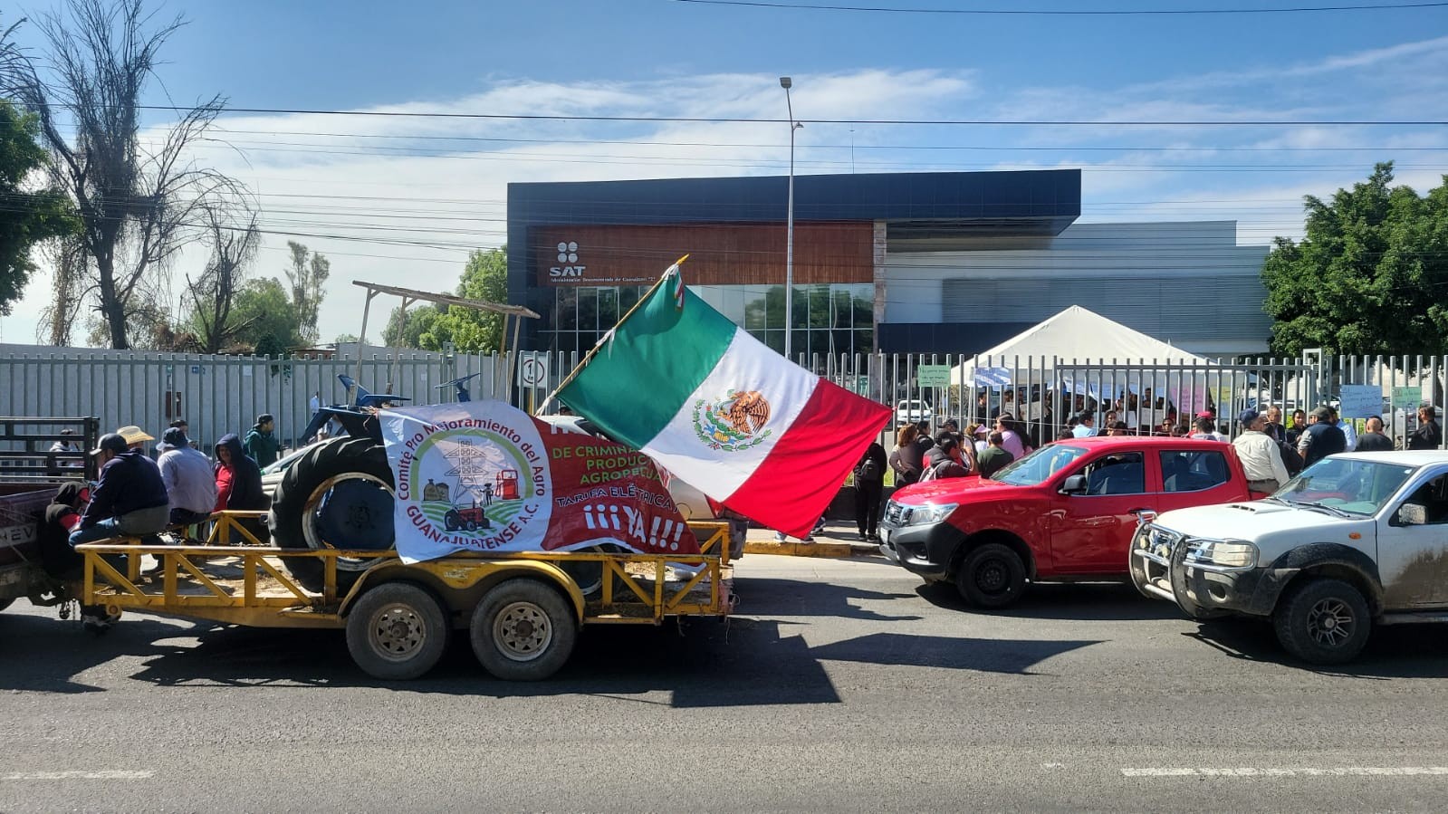 Caos en bulevar Campestre: Campesinos y trabajadores del SAT protestan en León