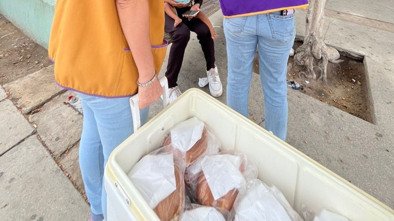 Infractores en León podrán saldar faltas administrativas repartiendo tortas en el Hospital General de León