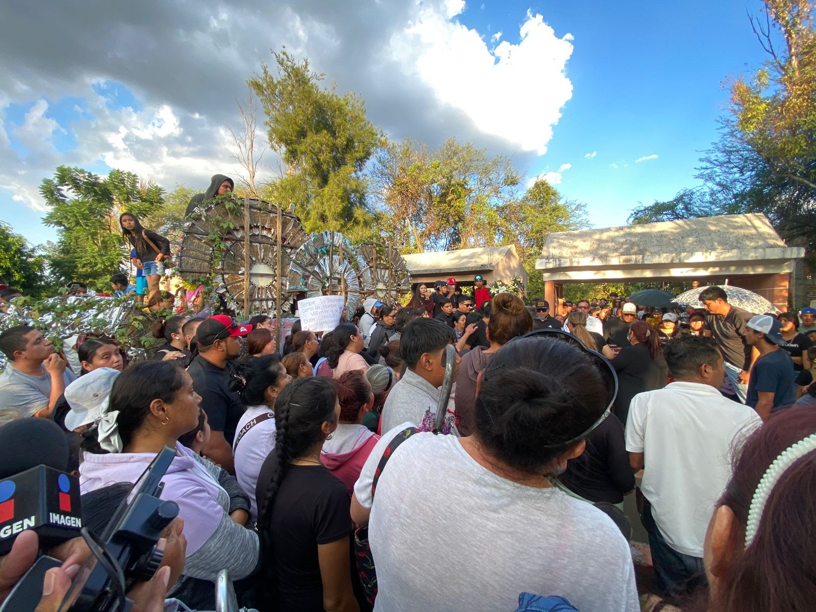 Despiden a Don Nico en Salvatierra; exigen justicia por el activista asesinado mientras transmitía en Facebook