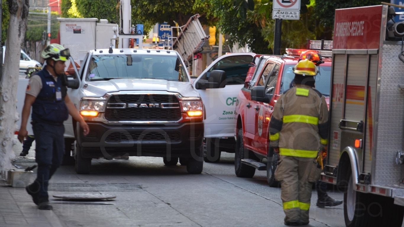 Explosión en coladeras del Centro de León causa cierre vial y moviliza a autoridades