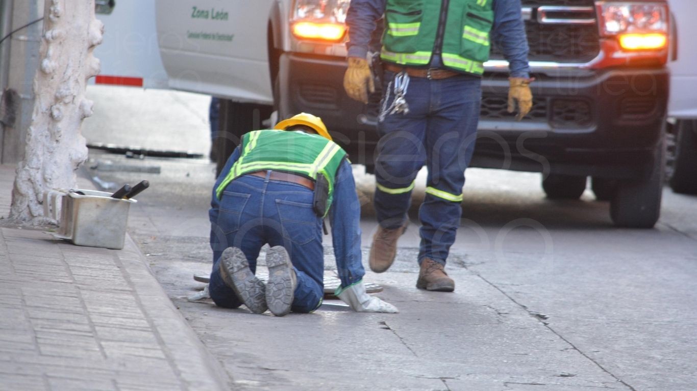 Explosión en coladeras del Centro de León causa cierre vial y moviliza a autoridades
