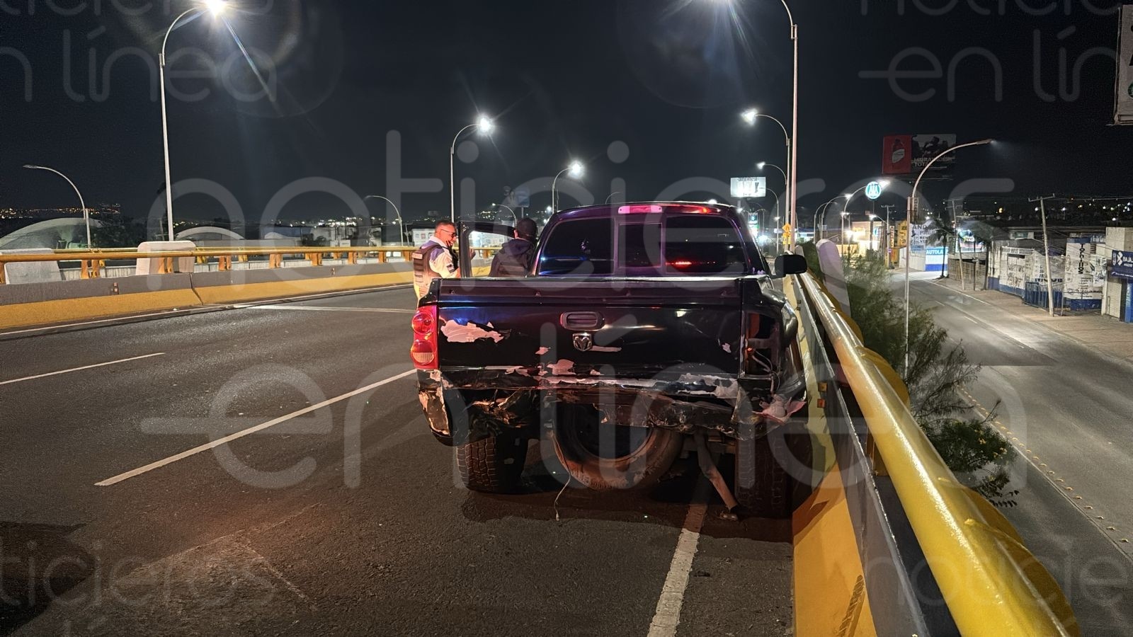 Choca camioneta particular contra unidad oficial de Seguridad en el bulevar Morelos