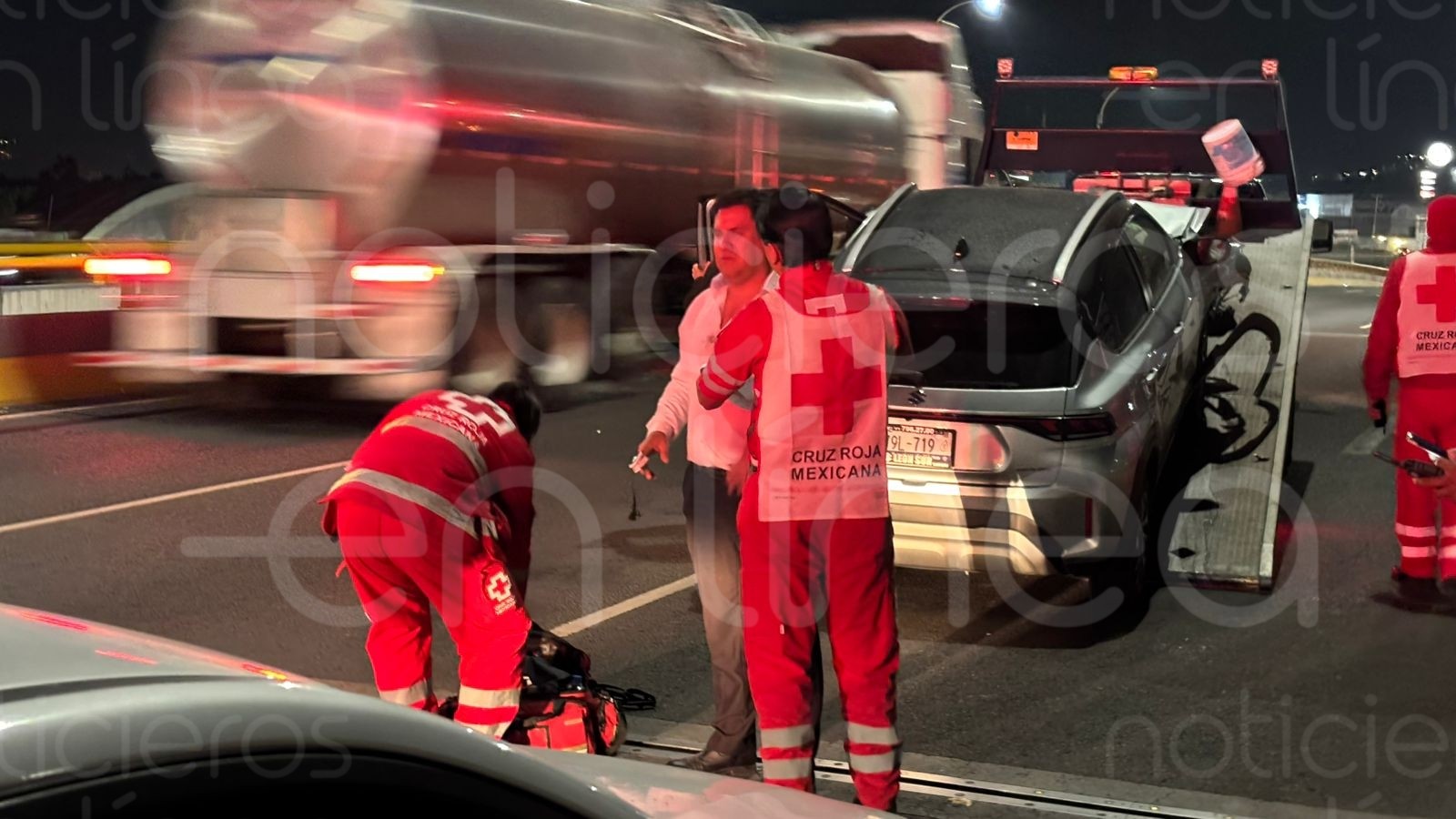 Choca camioneta particular contra unidad oficial de Seguridad en el bulevar Morelos