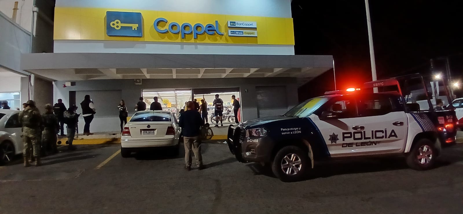 Asalto en Coppel: Roban más de 100 celulares en tienda de León