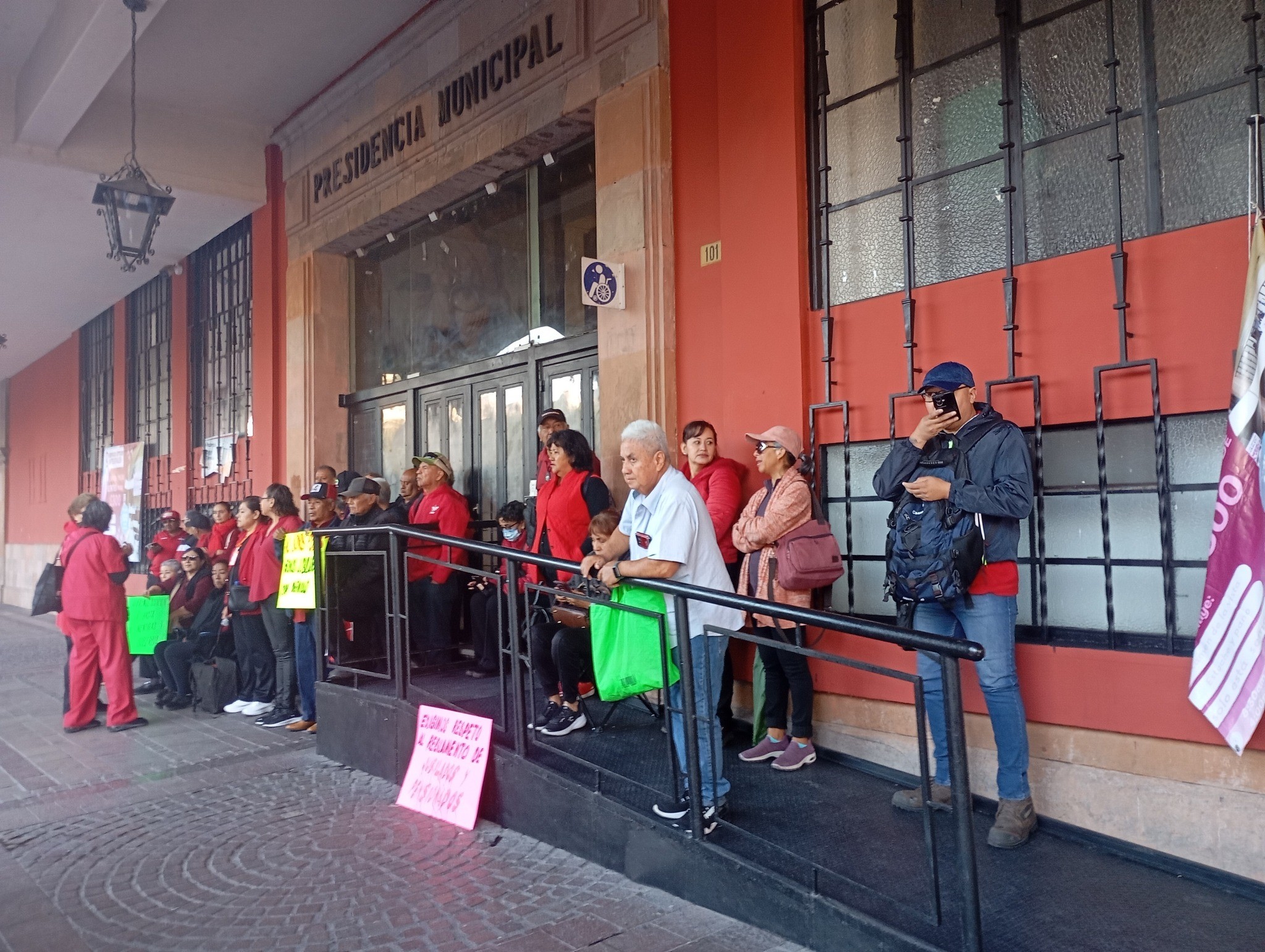 Jubilados y pensionados bloquean la presidencia municipal en Celaya por sus derechos