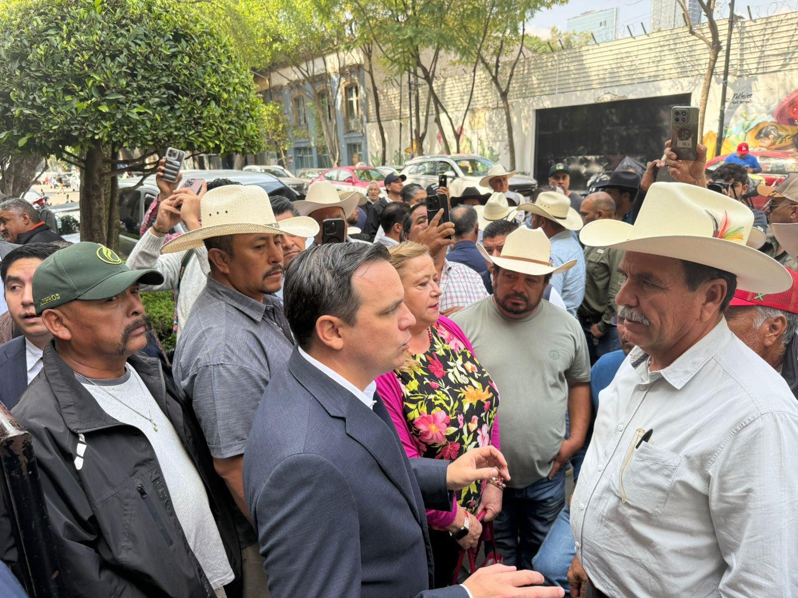 Secretarios de Guanajuato se unen a campesinos en protesta frente a Gobernación por precios justos