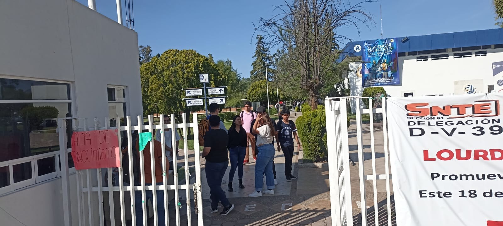 Estudiantes del TEC de León se manifiestan y exigen la renuncia de la directora Estudiantes del TEC de León se manifiestan y exigen la renuncia de la directora