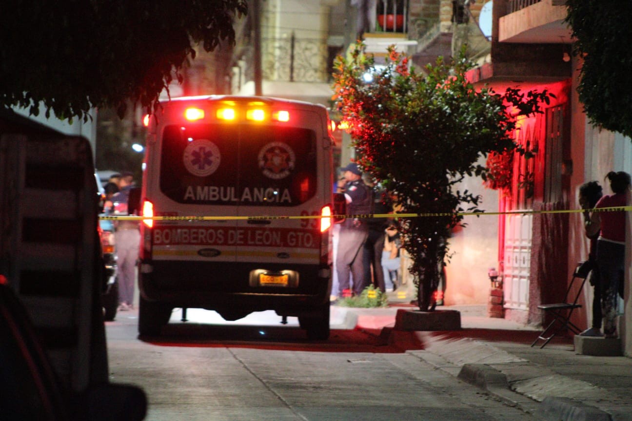 Vecinos aseguran que la mujer ya sufría violencia; su pareja le disparó a quemarropa en León