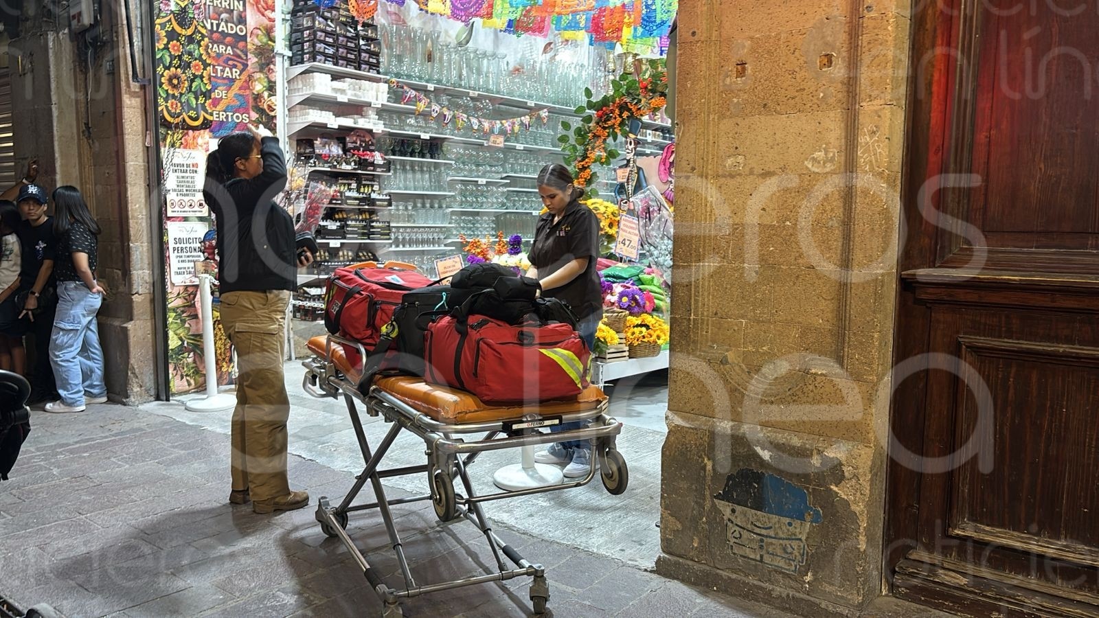 Intentó ayudar y colapsó: Guardia de seguridad hospitalizado tras intentar calmar discusión en mercería