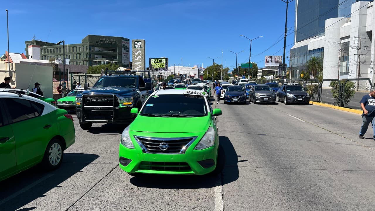Taxistas bloquean el bulevar Insurgentes en León tras conflicto con policías viales