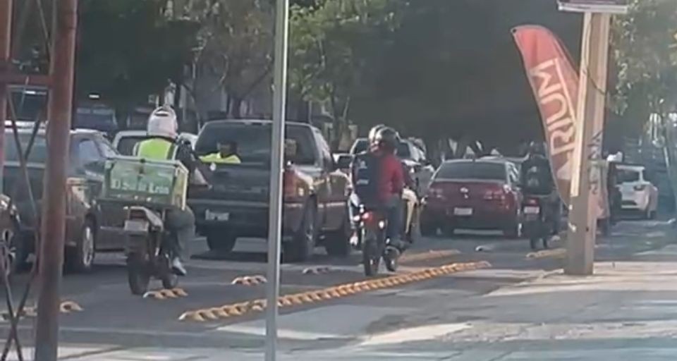Ciclistas en riesgo: motociclistas usan la ciclovía del bulevar Hermanos Aldama