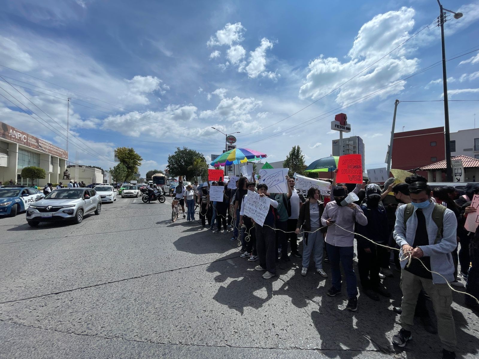 Estudiantes del TEC de León bloquean López Mateos para exigir la renuncia de la directora; advierten nuevos bloqueos