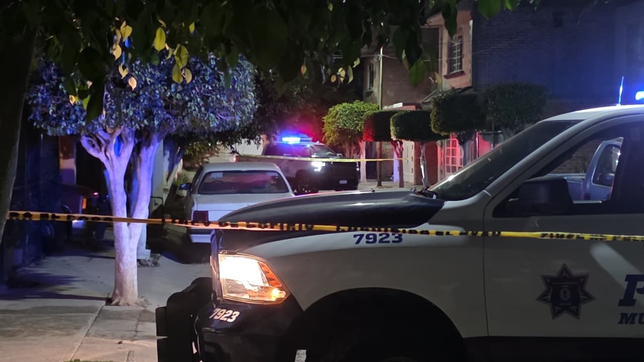 Platicaban en la cochera y les disparan a quemaropa en Celaya