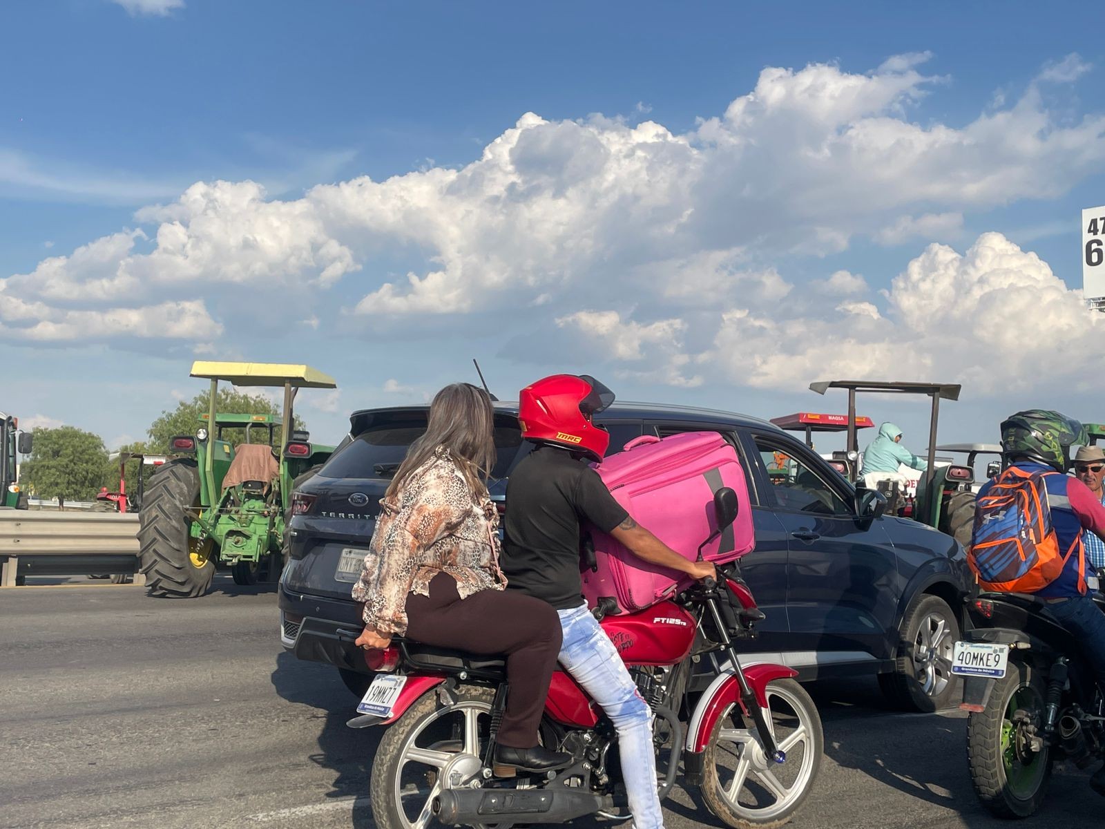 Bloqueo de campesinos en la León-Silao provoca caos vial y caminatas al aeropuerto del Bajío Bloqueo de campesinos en la León-Silao provoca caos vial y caminatas al aeropuerto del Bajío