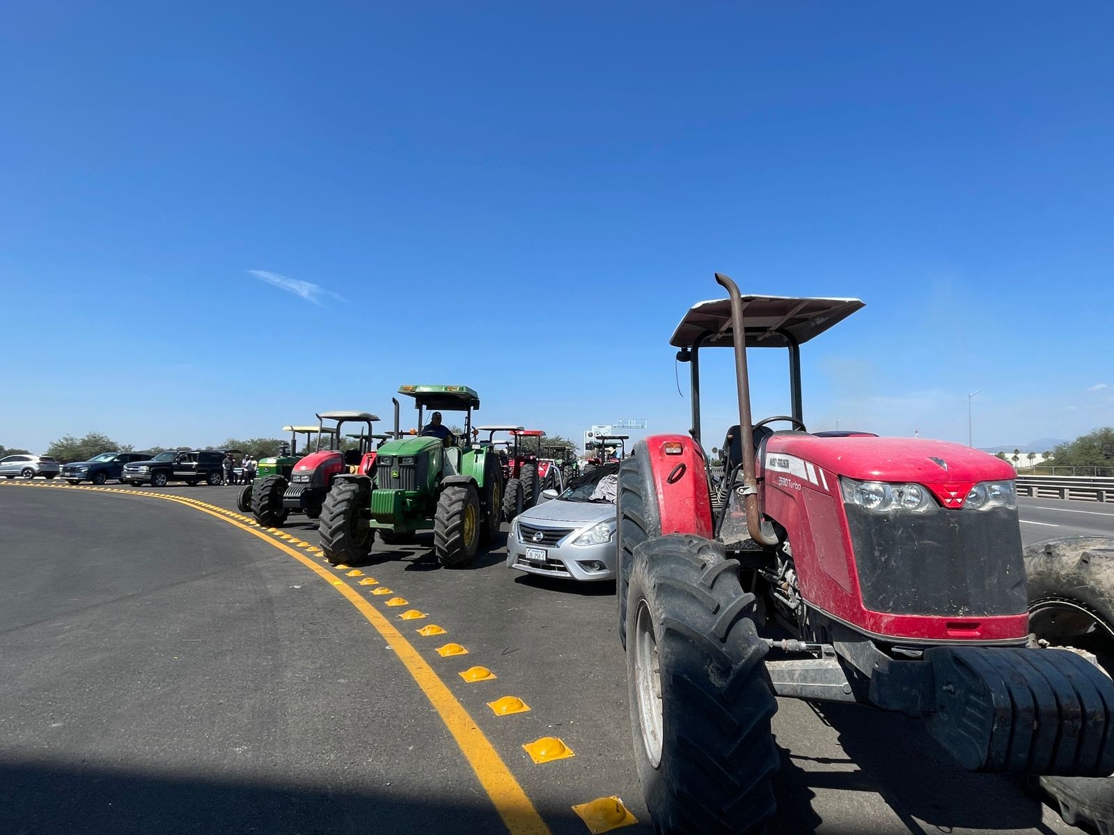 Bloqueo de campesinos en la León-Silao provoca caos vial y caminatas al aeropuerto del Bajío