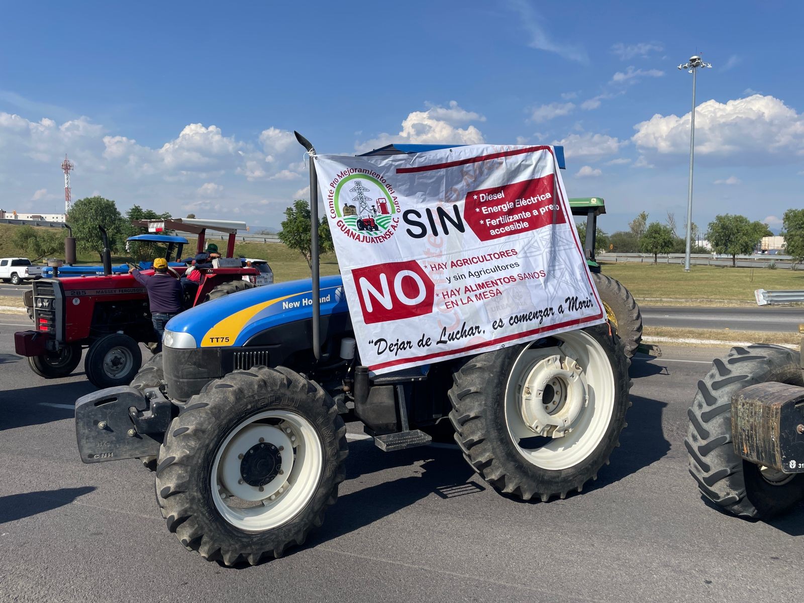 Bloqueo de campesinos en la León-Silao provoca caos vial y caminatas al aeropuerto del Bajío Bloqueo de campesinos en la León-Silao provoca caos vial y caminatas al aeropuerto del Bajío