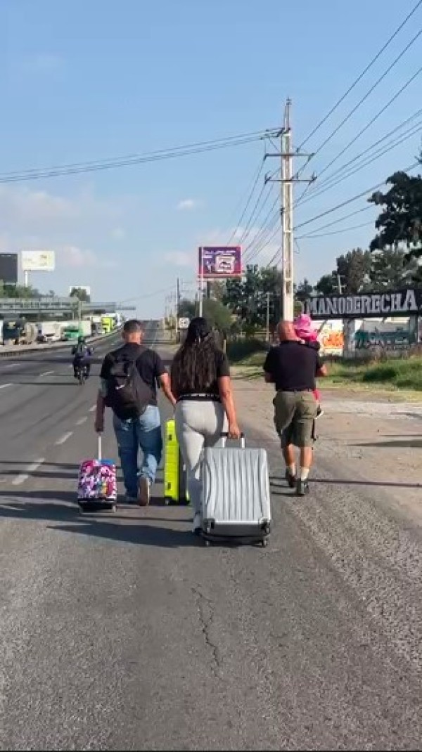 Bloqueo de campesinos en la León-Silao provoca caos vial y caminatas al aeropuerto del Bajío