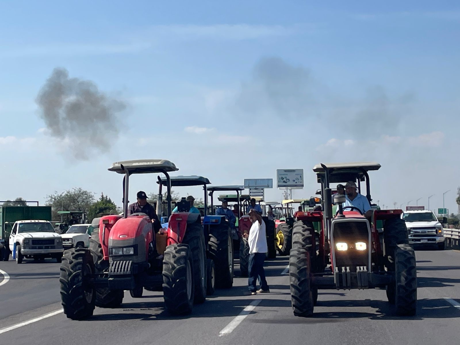 Campesinos bloquean carreteras en Guanajuato por falta de acuerdos con el Gobierno Federal