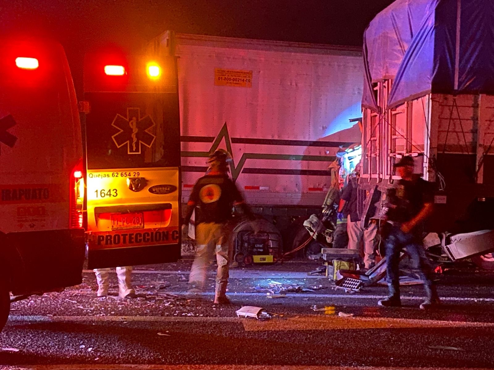 Choque en fila de vehículos varados por bloqueos: choferes quedan prensados en la Irapuato-Abasolo