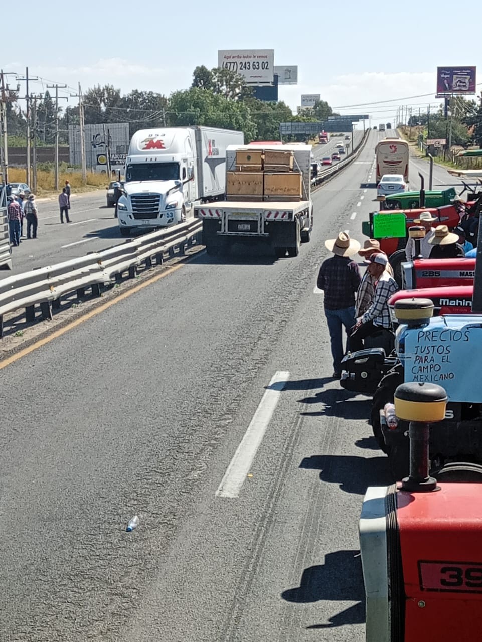 Agricultores de Guanajuato abren un carril en la carretera León-Silao
