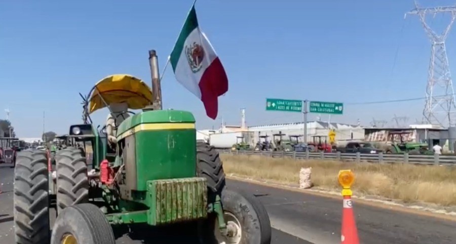 Campesinos mantienen bloqueo en la autopista Celaya-Salamanca por precio del maíz y sorgo en Guanajuato