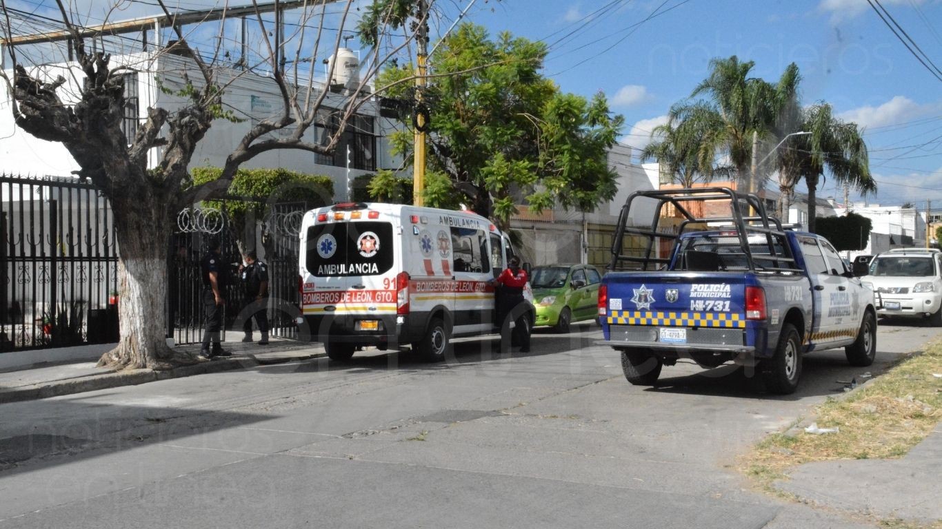 Mujer lanza su bolsa con dinero al techo para frustrar asalto en León; sufrió herida leve