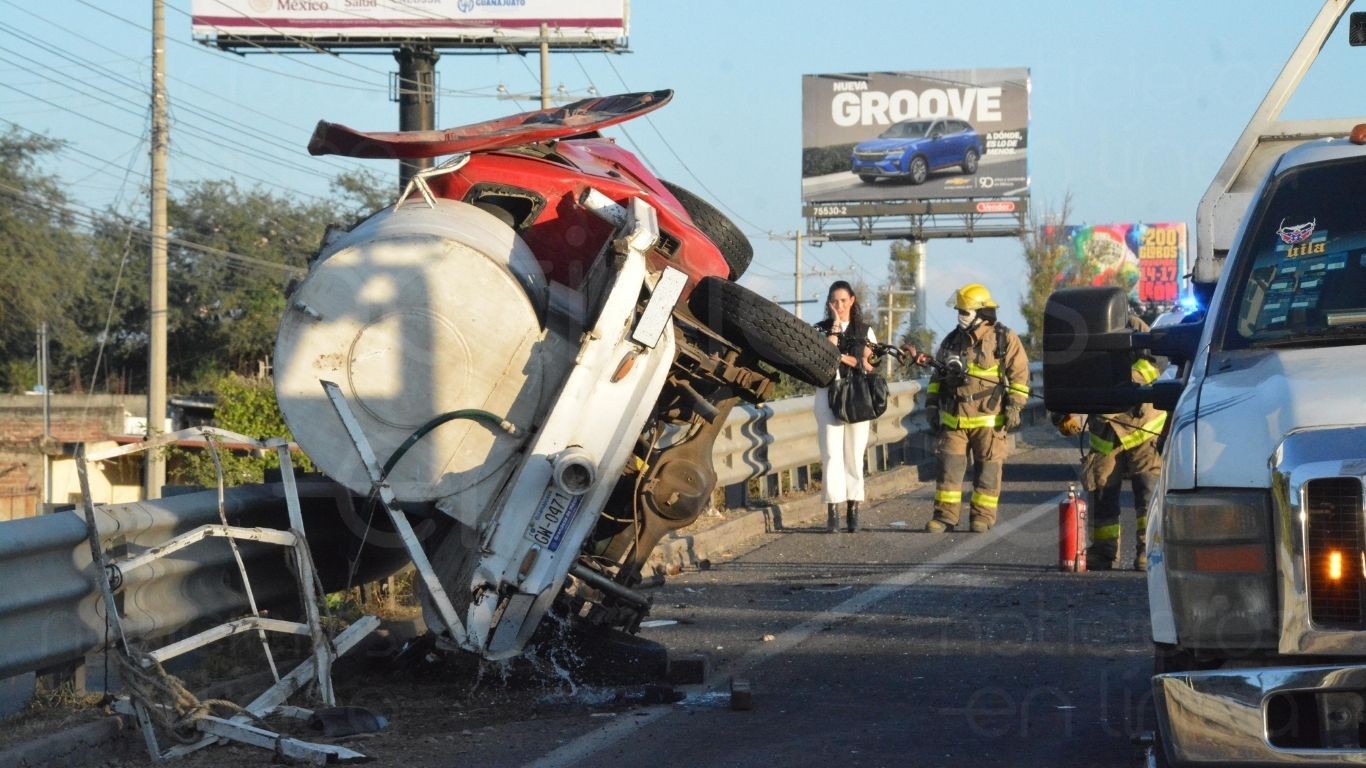 Pipa se vuelca en la carretera Silao-León y provoca cierre parcial; sin lesionados
