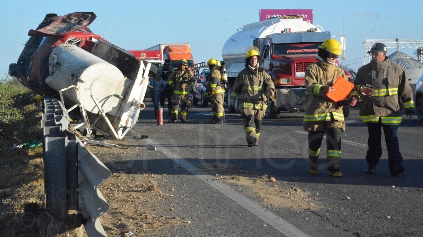 Pipa se vuelca en la carretera Silao-León y provoca cierre parcial; sin lesionados